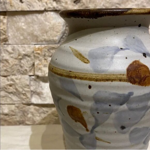 Hand-Thrown Vase – Soft Grey & Ochre Brushwork - Picture 5 of 8